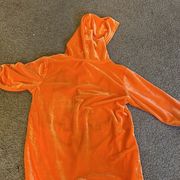 2T Pumpkin velour jumpsuit - Picture 3 of 3